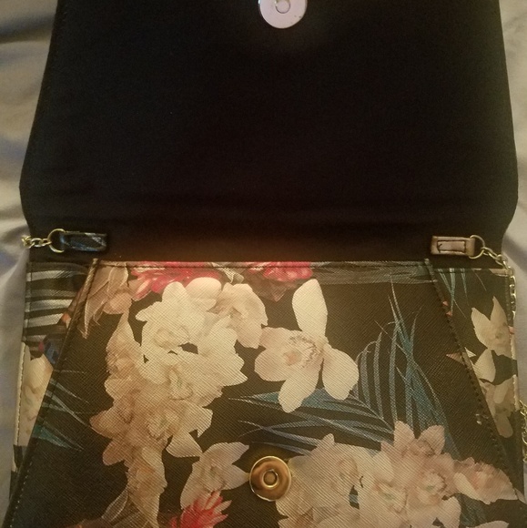 🌺Tropical floral clutch with gold chain strap🌺 - Picture 4 of 5